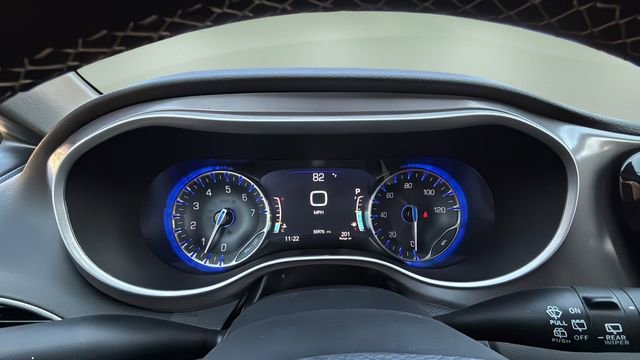 Used 2025 Chrysler Pacifica Select image 15