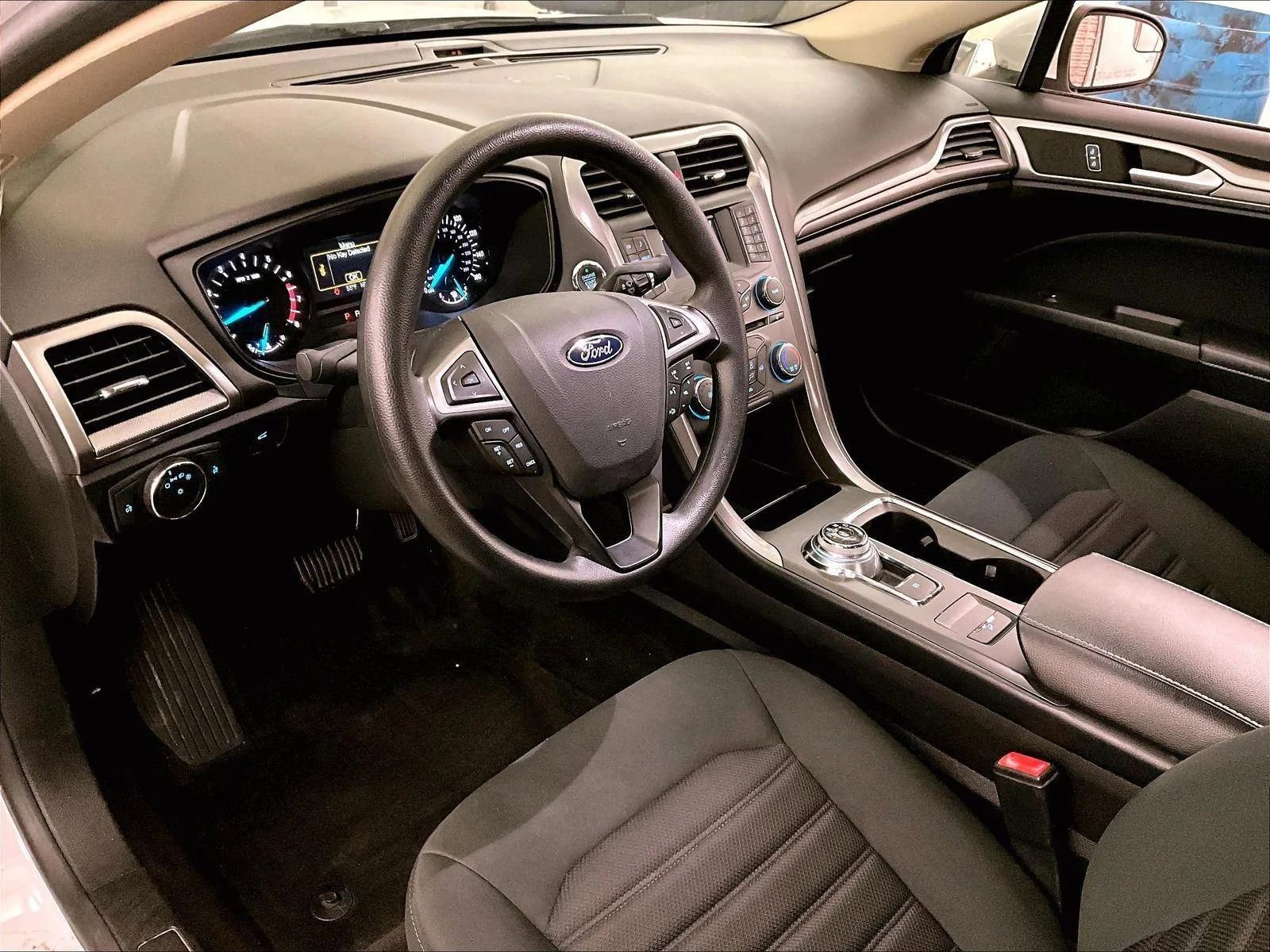 Used 2018 Ford Fusion SE FWD image 12
