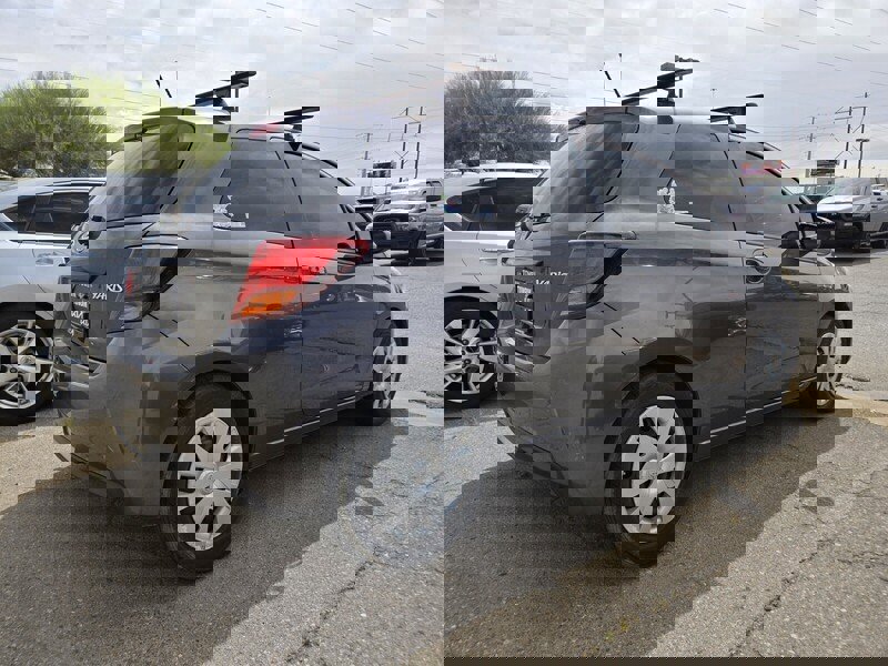 Used 2016 Toyota Yaris L image 3