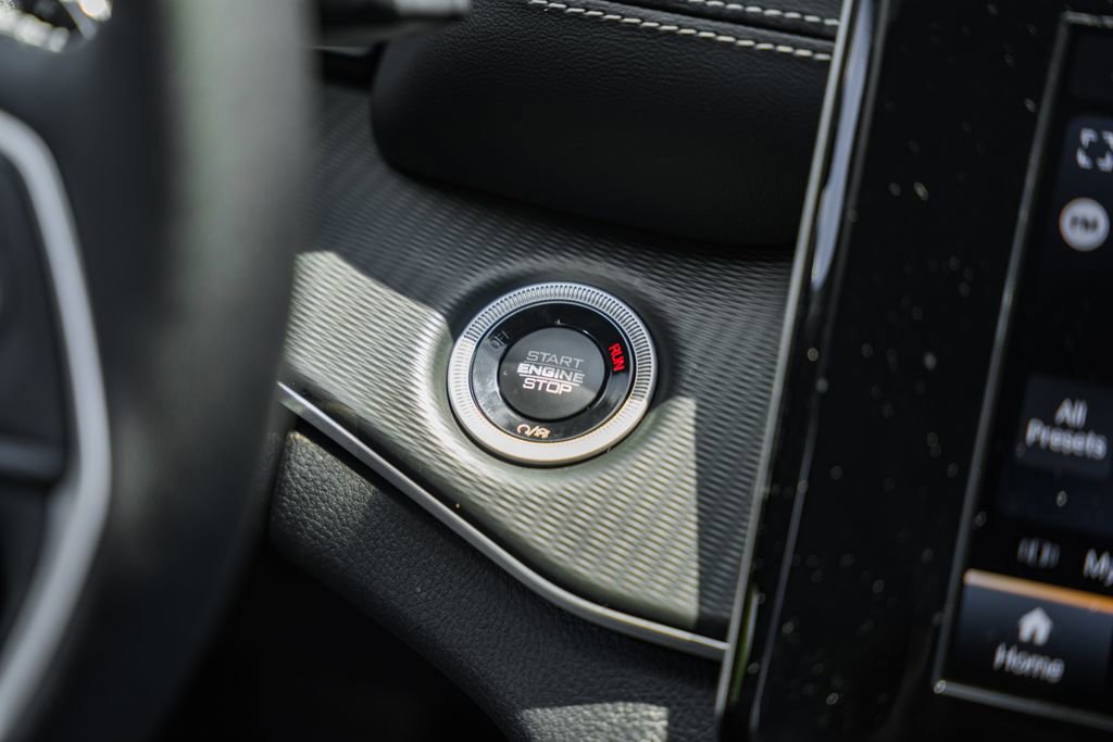 New 2025 Jeep Grand Cherokee Laredo X w/ Luxury Tech Group I image 25