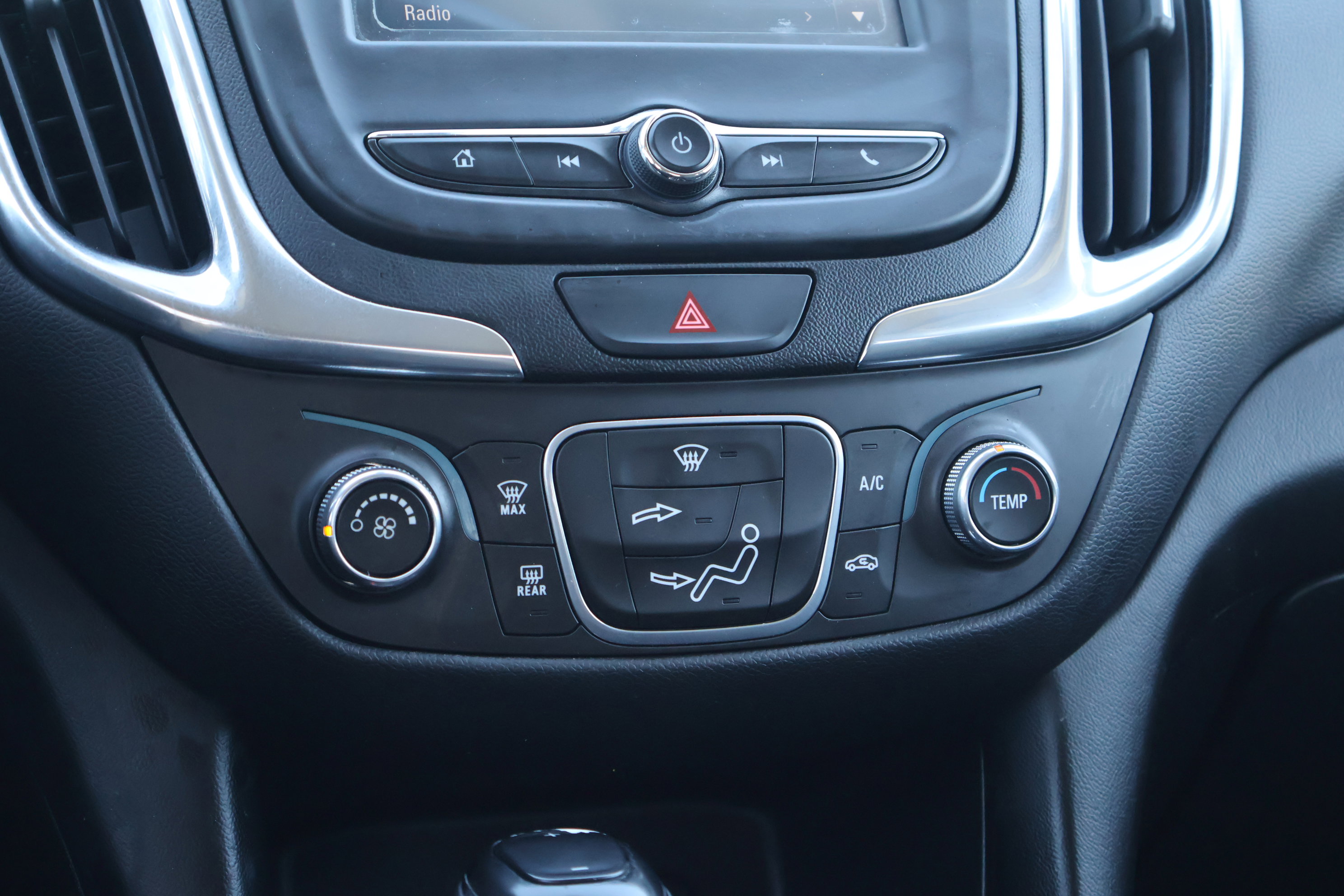 Used 2018 Chevrolet Equinox LT image 24