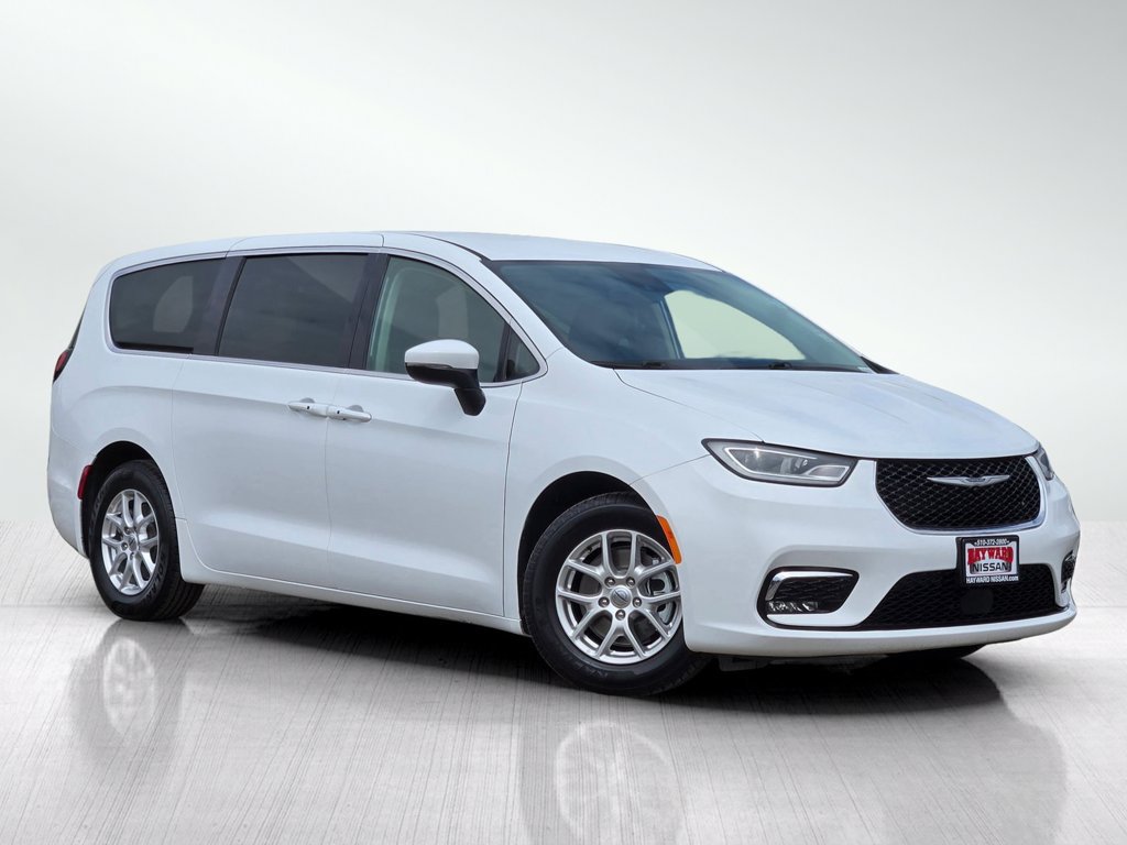 Used 2023 Chrysler Pacifica Touring-L FWD image 2