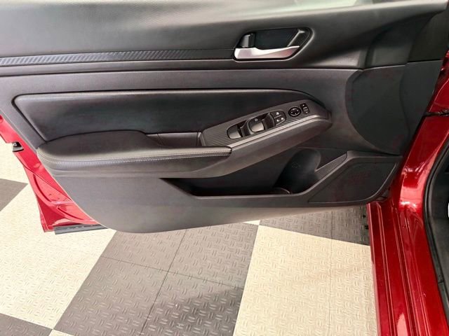 Used 2025 Nissan Altima 2.5 SV FWD image 13