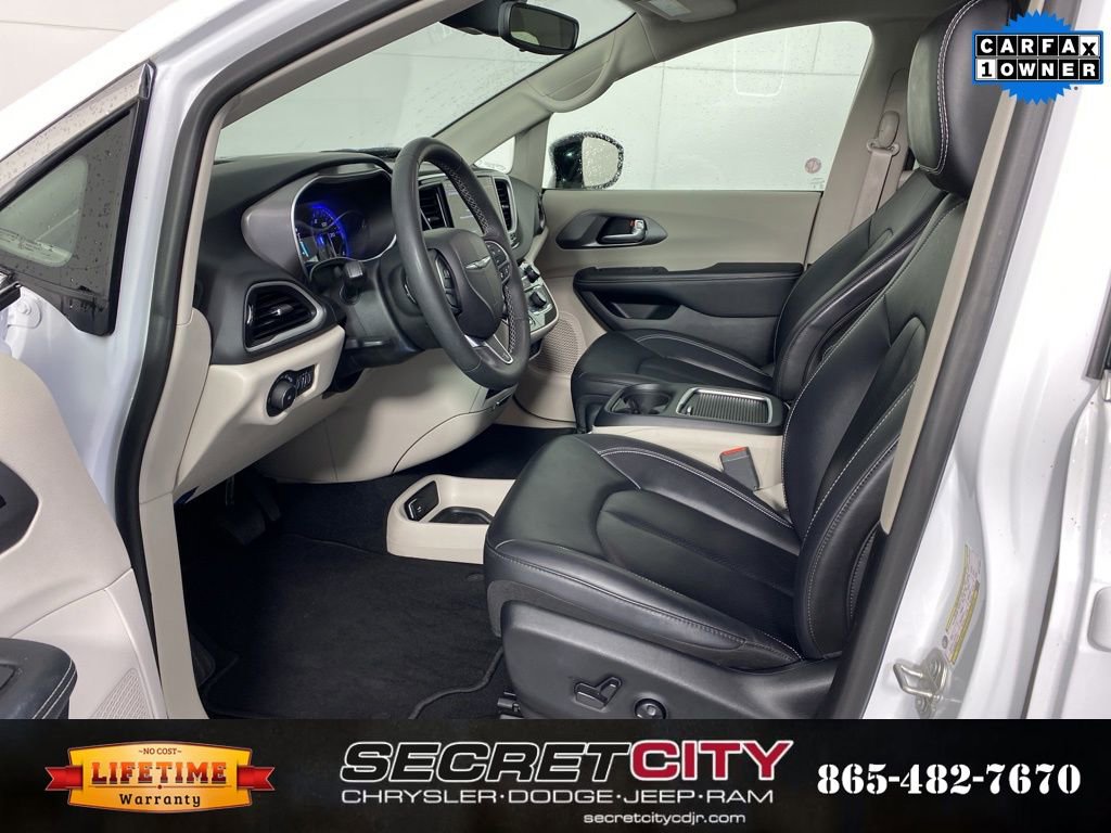 Used 2024 Chrysler Pacifica Touring-L image 11