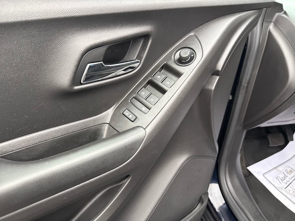 Used 2021 Chevrolet Trax LS image 14