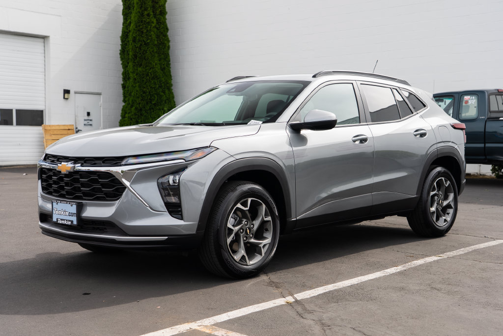 Used 2025 Chevrolet Trax LT FWD image 3