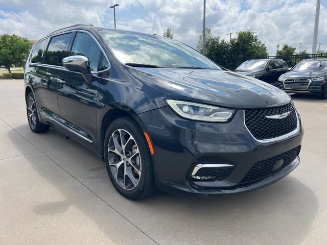 Used 2021 Chrysler Pacifica Limited w/ Uconnect Theater Family Group image 8