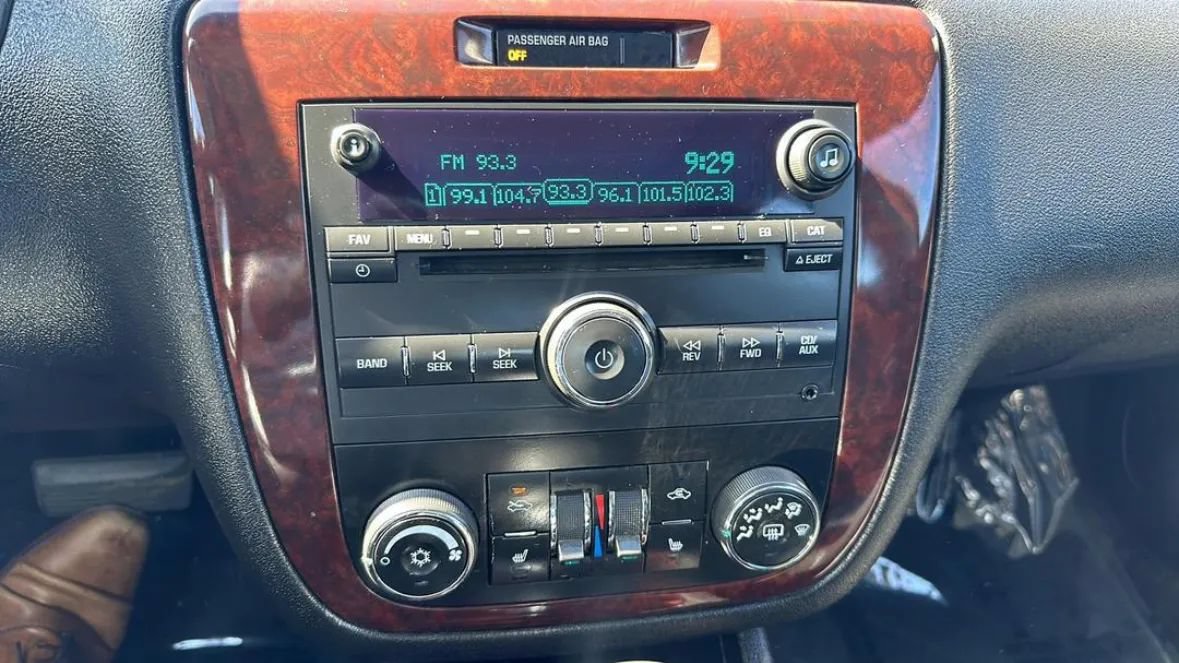 Used 2009 Chevrolet Impala LTZ FWD image 16