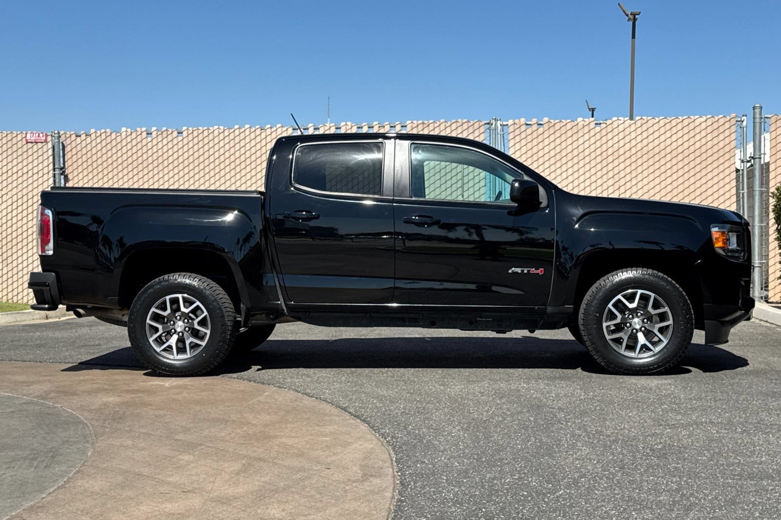 Certified 2022 GMC Canyon AT4 w/ Trailering Package AWD/4WD image 3