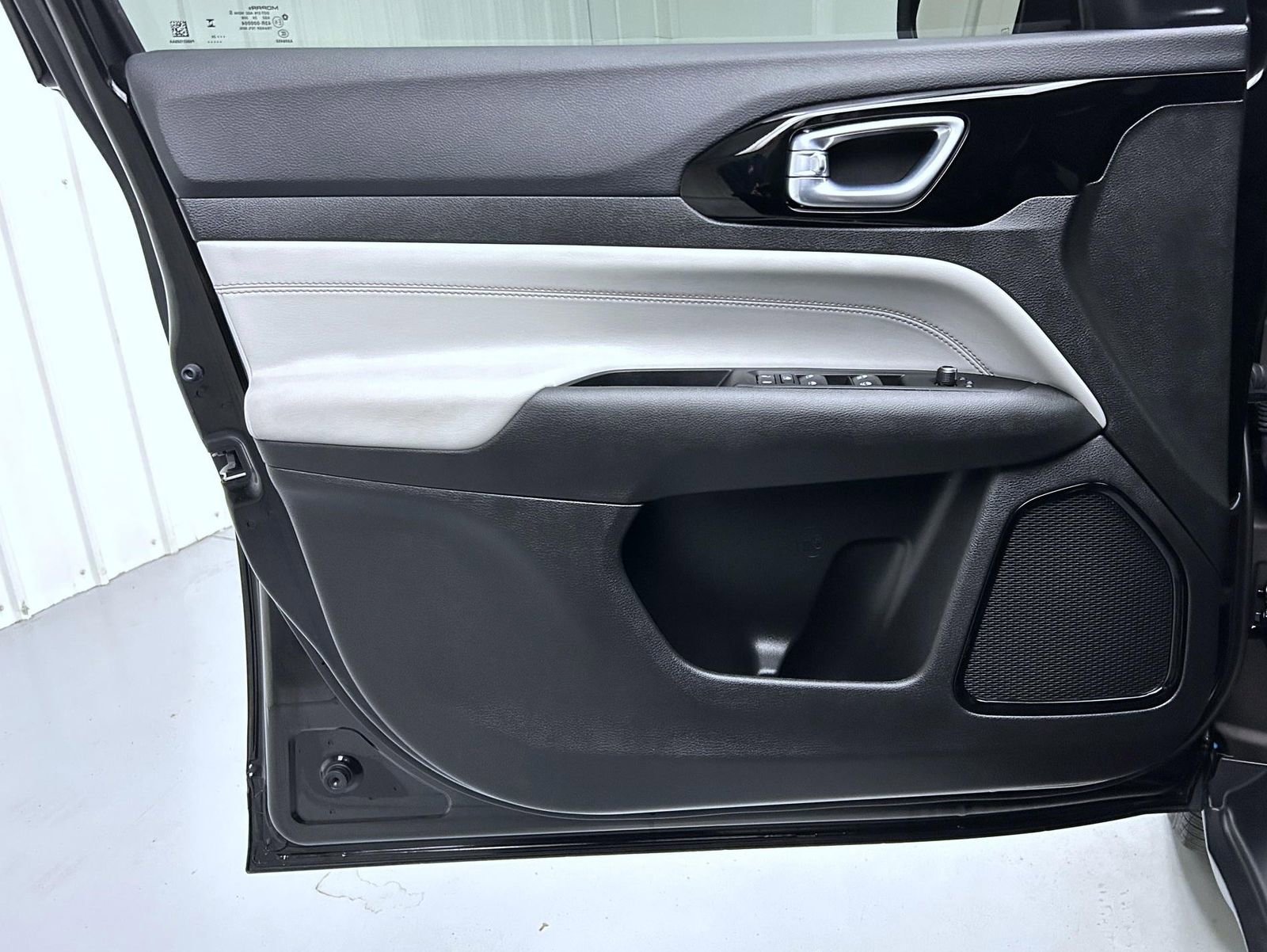 Used 2024 Jeep Compass Limited image 9