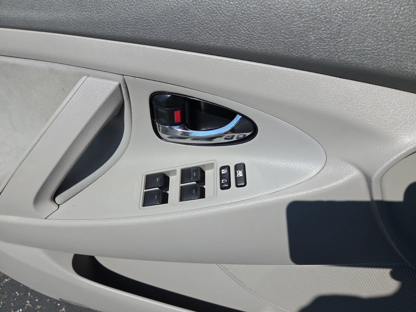 Used 2010 Toyota Camry FWD image 18