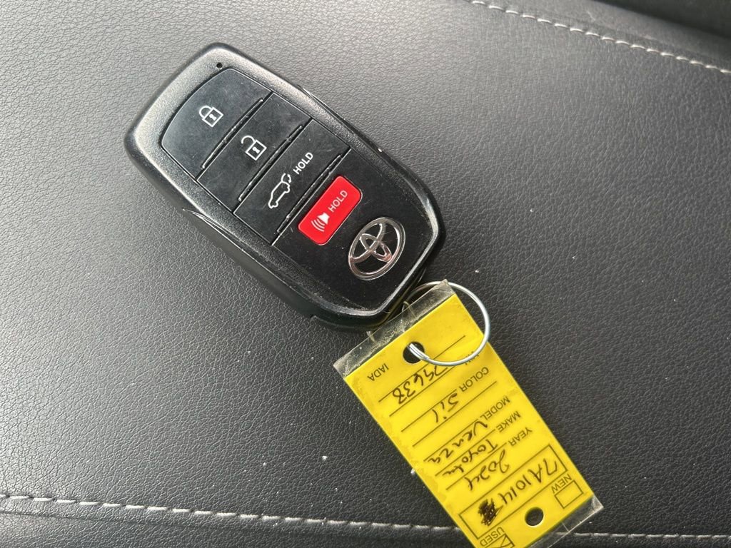 Used 2024 Toyota Venza LE image 33