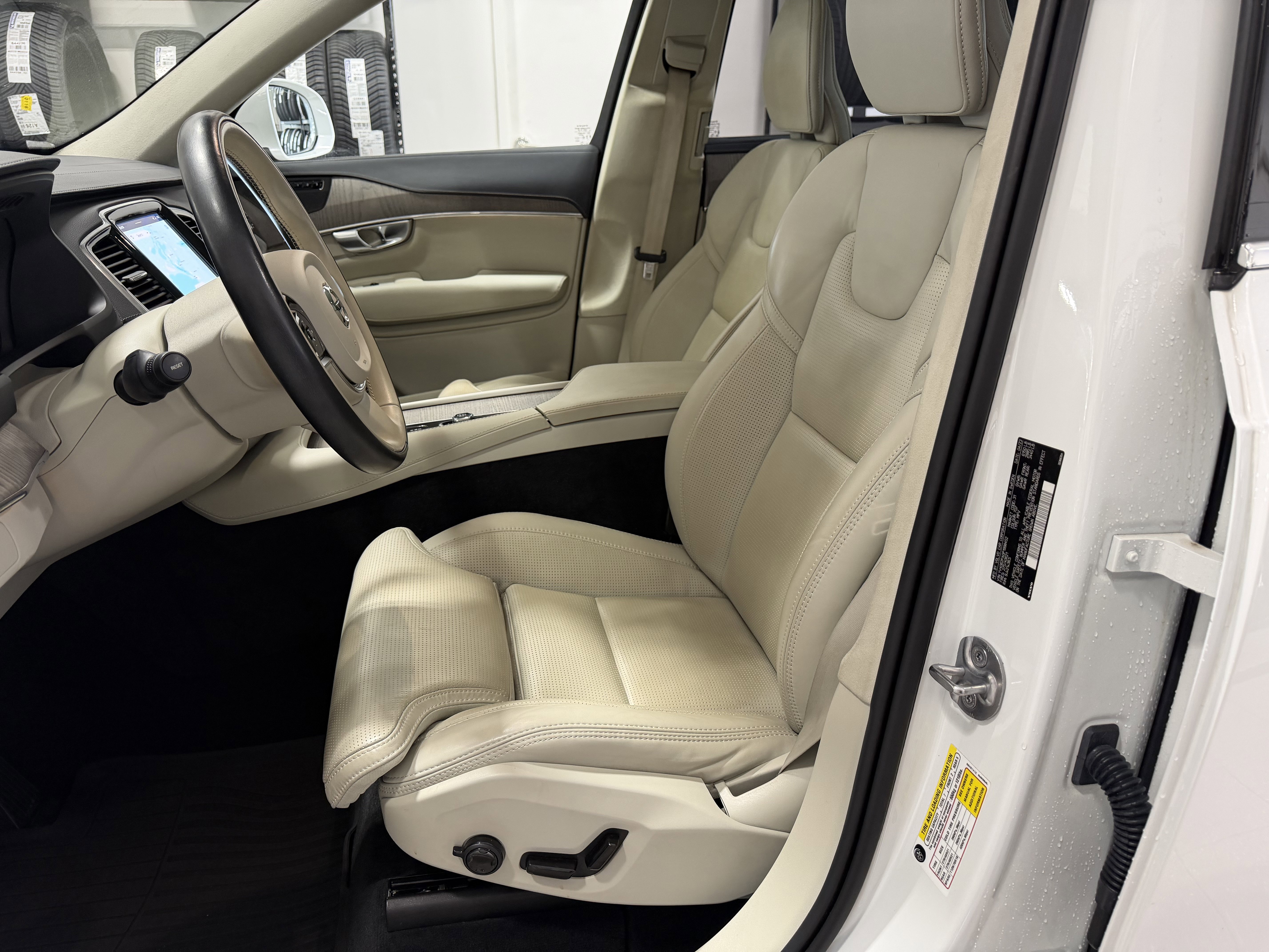 Used 2023 Volvo XC90 B6 Ultimate w/ Lounge Package AWD/4WD image 14