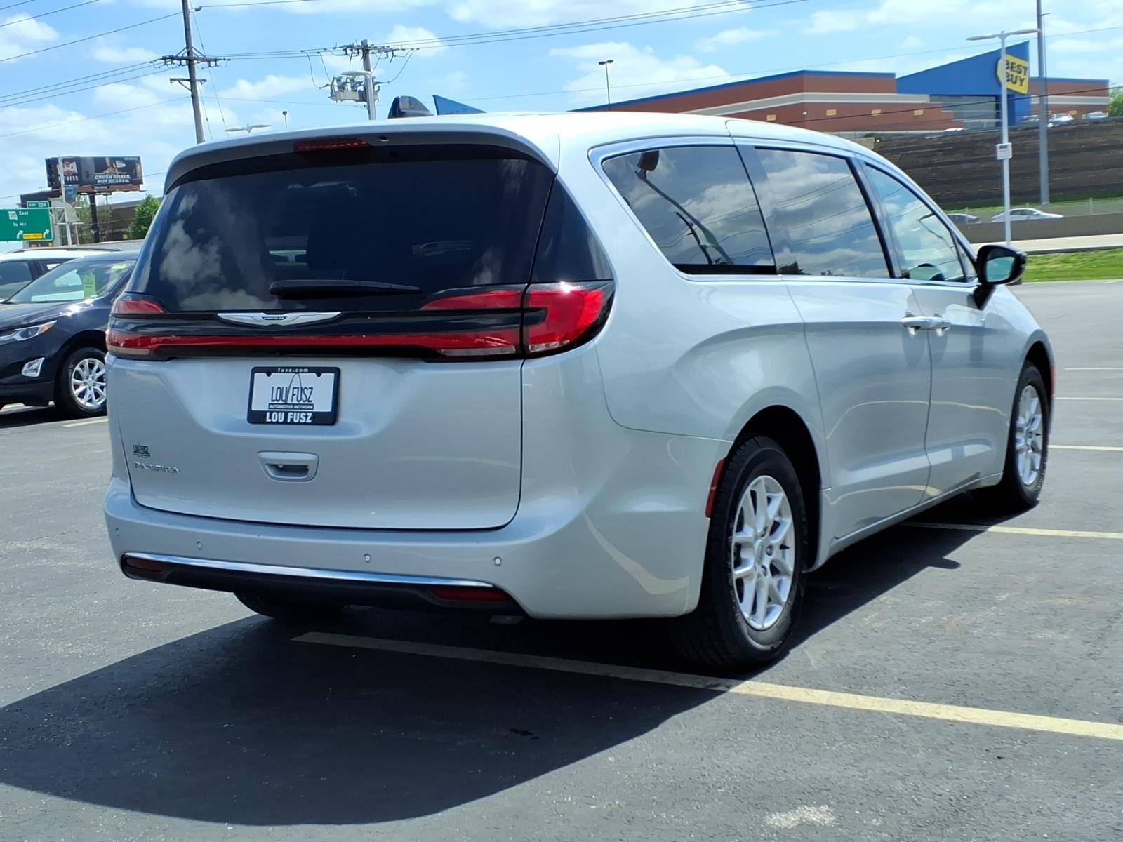 Used 2024 Chrysler Pacifica Touring-L image 28