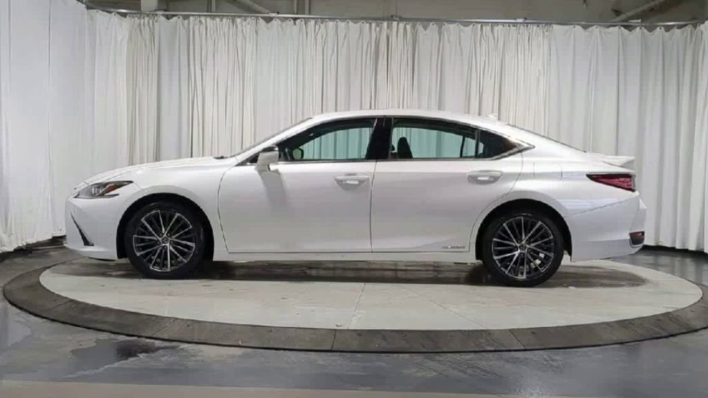 Used 2022 Lexus ES 300h w/ Premium Package image 5