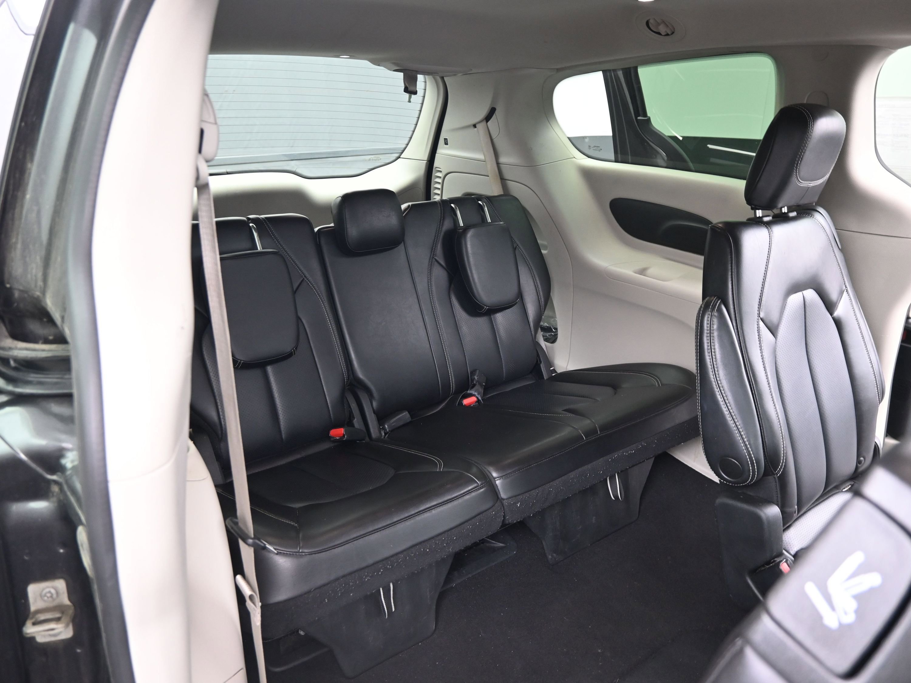 Used 2023 Chrysler Pacifica Touring-L image 20