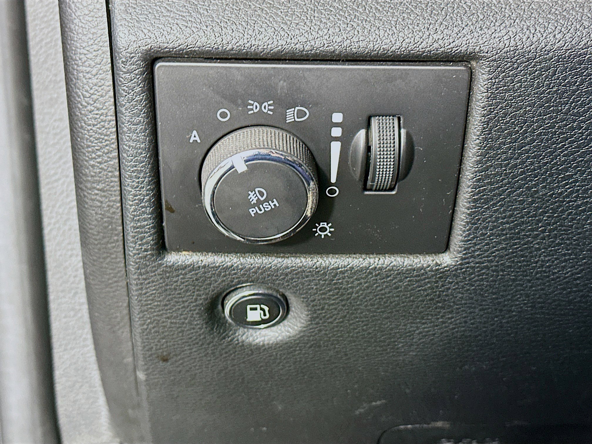 Used 2016 Jeep Grand Cherokee Limited image 10