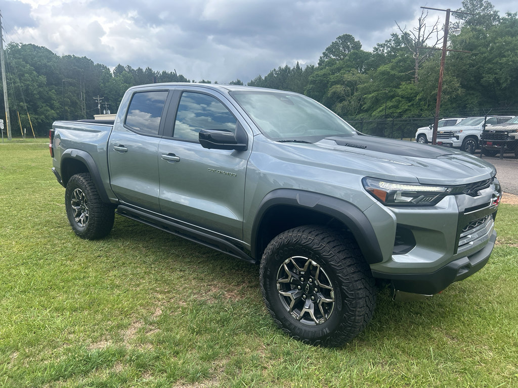 Used 2025 Chevrolet Colorado ZR2 w/ Technology Package AWD/4WD image 8