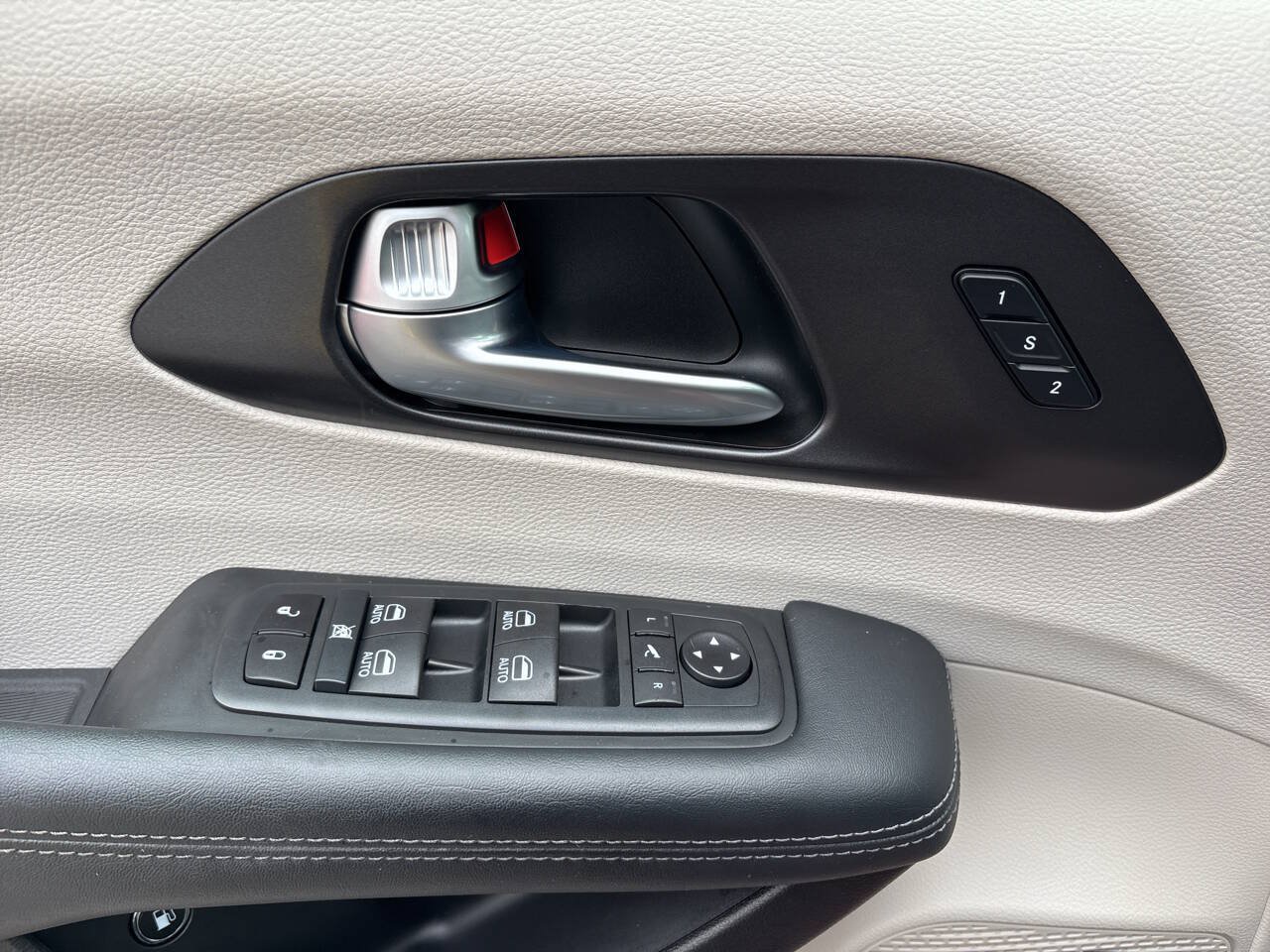 Used 2020 Chrysler Pacifica Limited w/ Advanced Safetytec Group FWD image 23