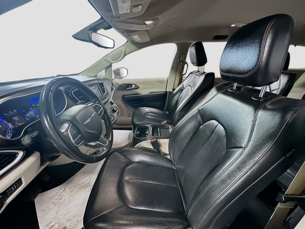 Used 2018 Chrysler Pacifica Touring-L image 20
