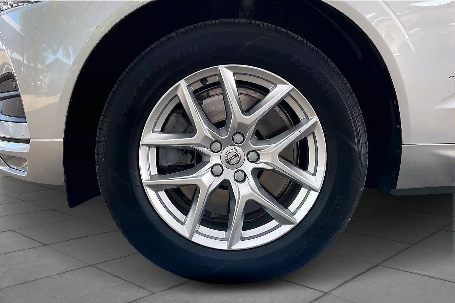Used 2021 Volvo XC60 T6 Momentum image 11