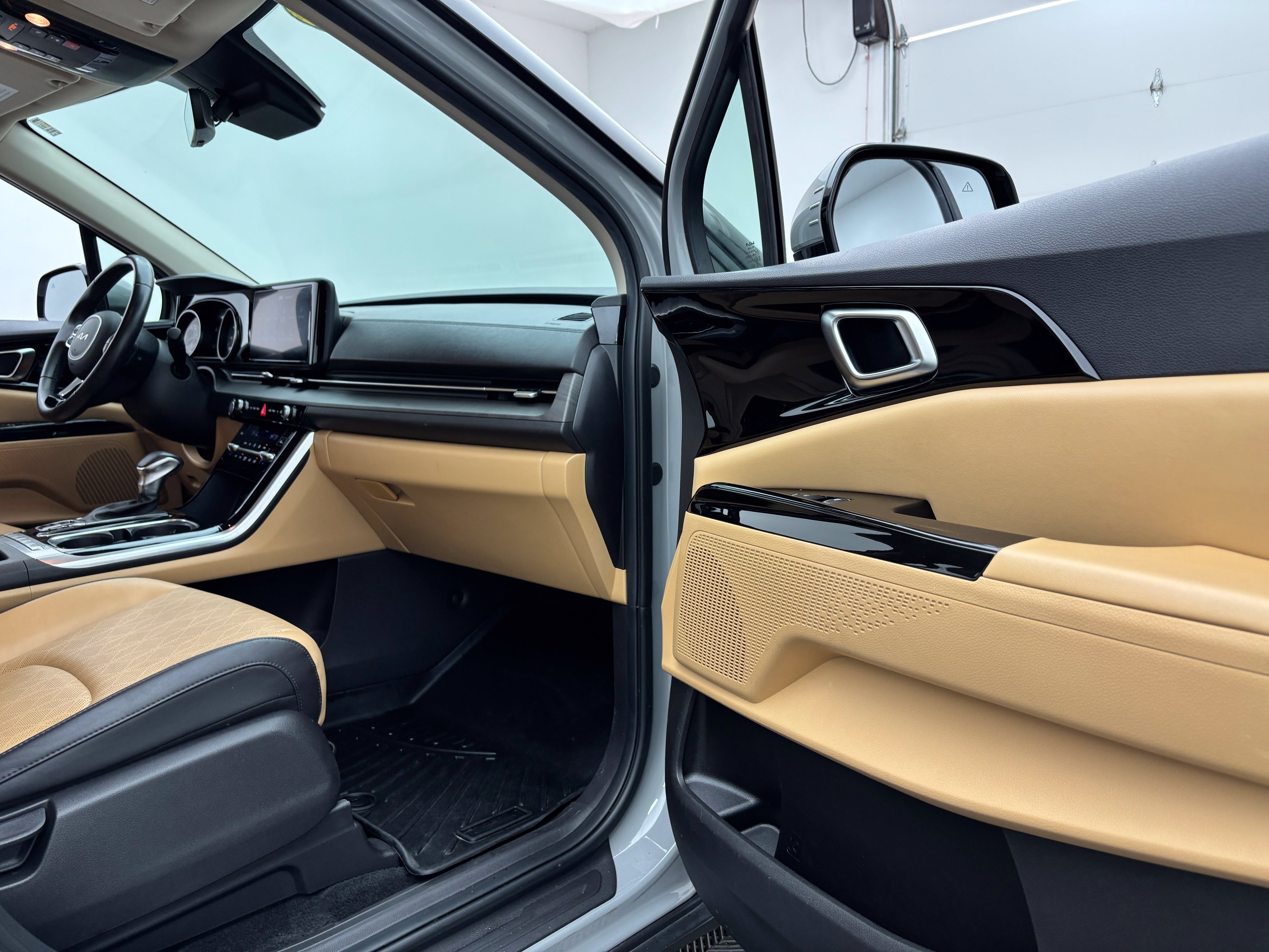 Used 2023 Kia Carnival EX FWD image 29