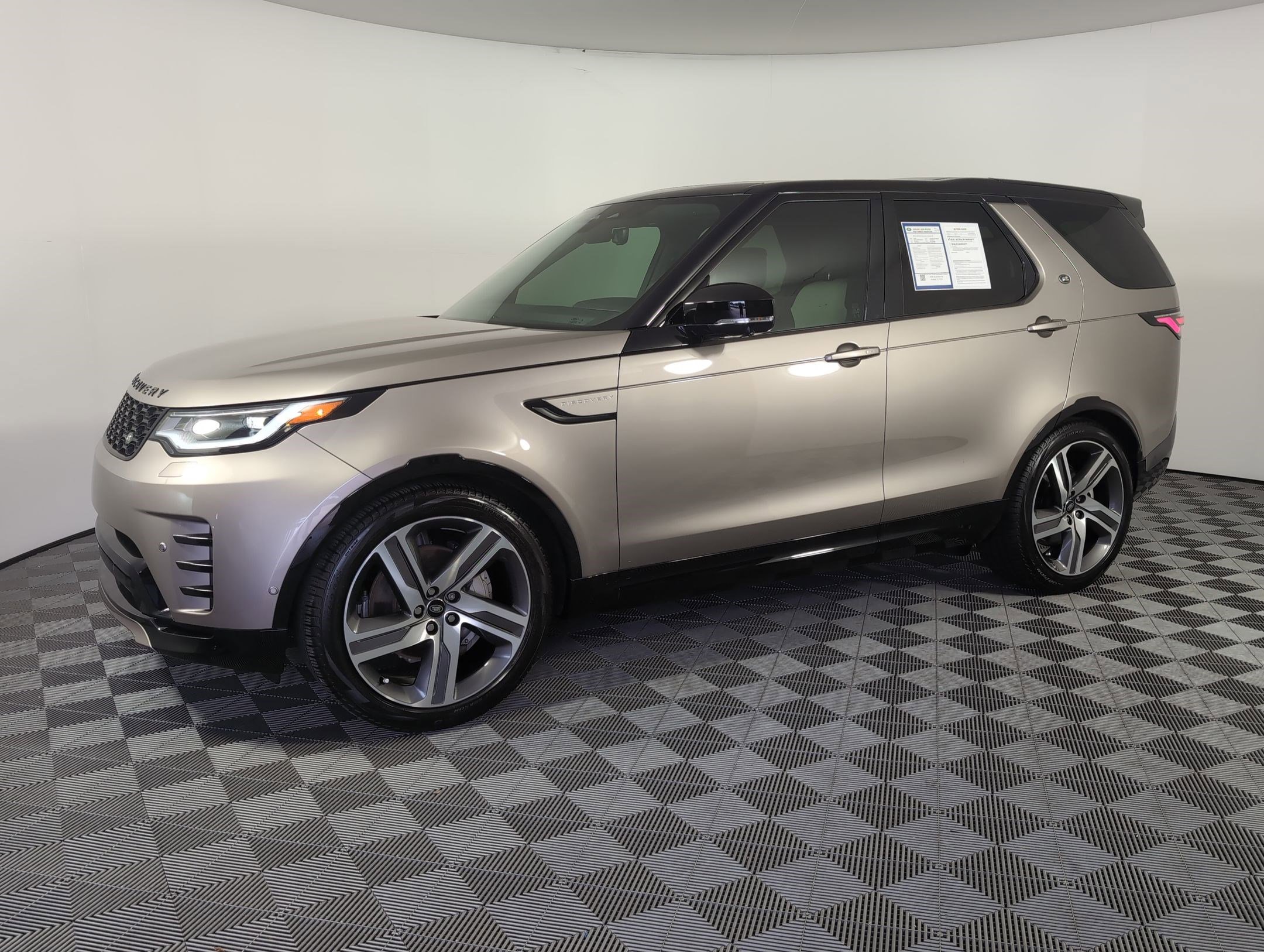 Used 2024 Land Rover Discovery Dynamic SE