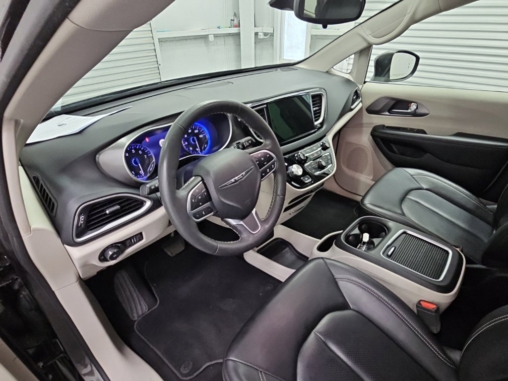 Used 2023 Chrysler Pacifica Touring-L FWD image 12