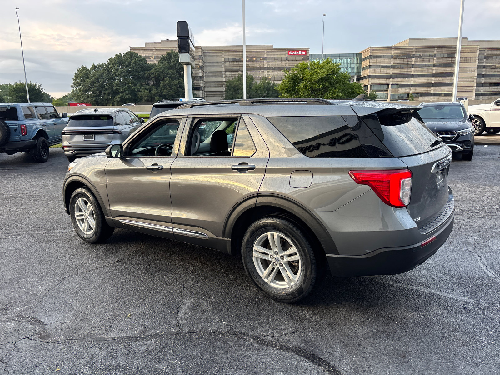 Used 2023 Ford Explorer XLT AWD/4WD image 5