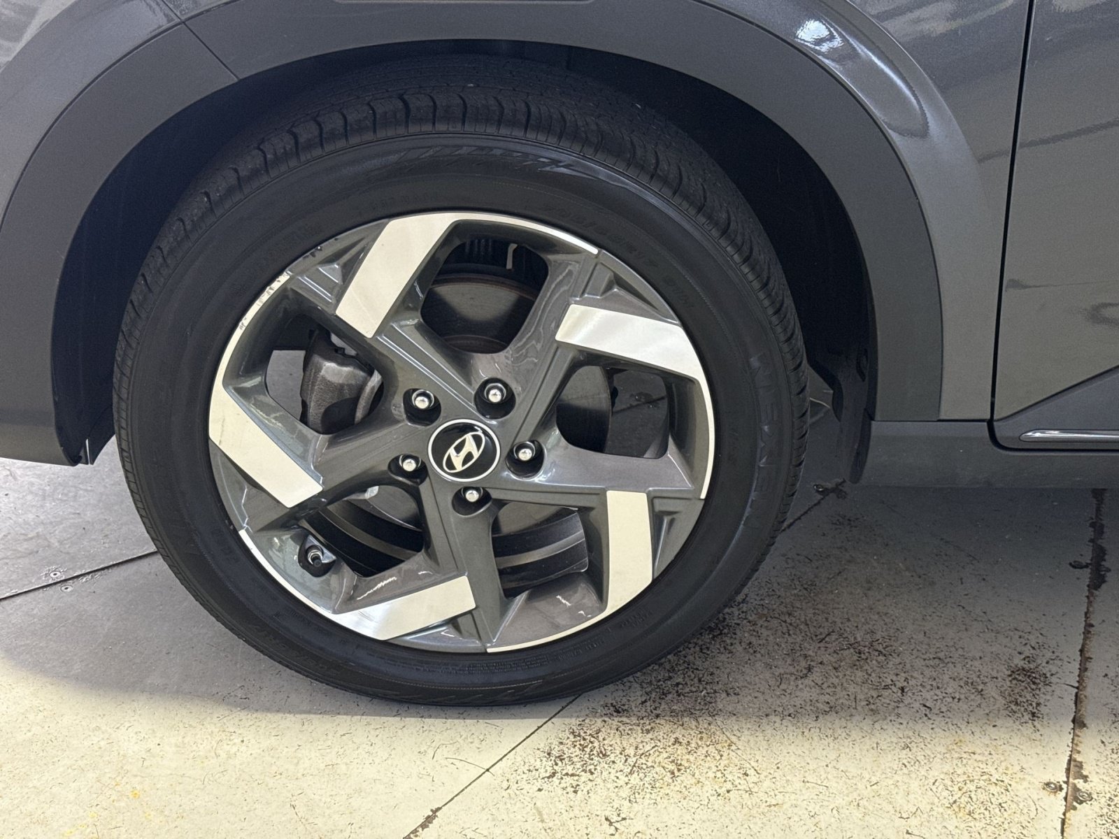 Used 2023 Hyundai Venue Limited FWD image 13