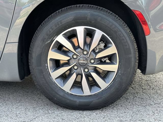 Used 2023 Chrysler Pacifica Touring-L FWD image 11