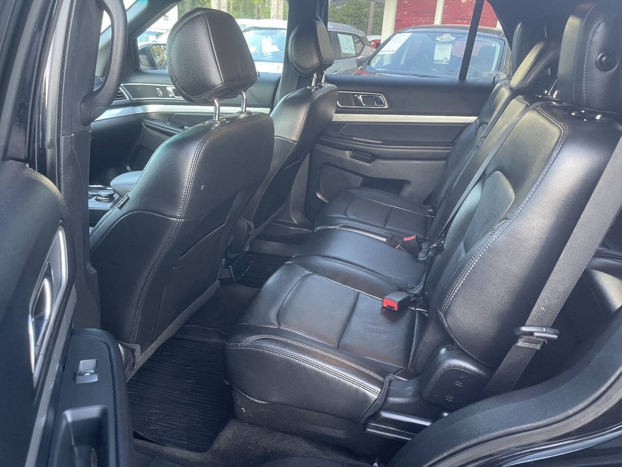 Used 2017 Ford Explorer XLT w/ Equipment Group 202A AWD/4WD image 23