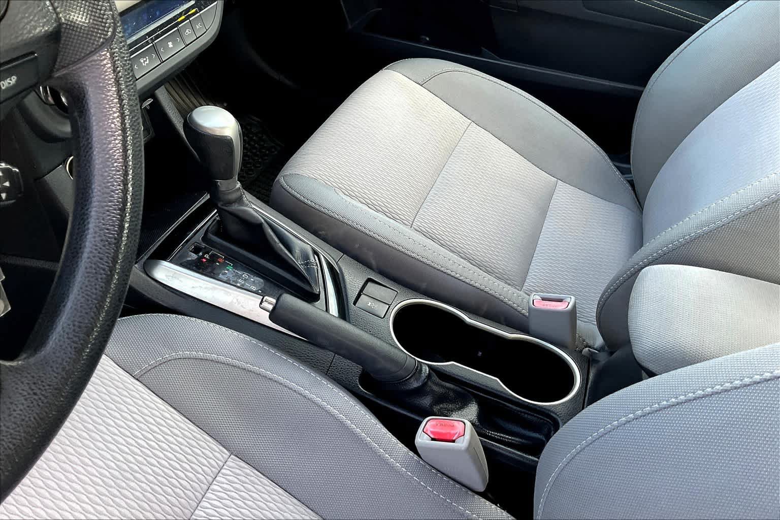 Used 2015 Toyota Corolla LE FWD image 16