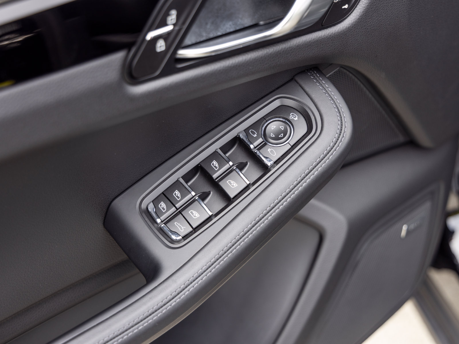 Used 2026 Porsche Macan AWD/4WD image 27