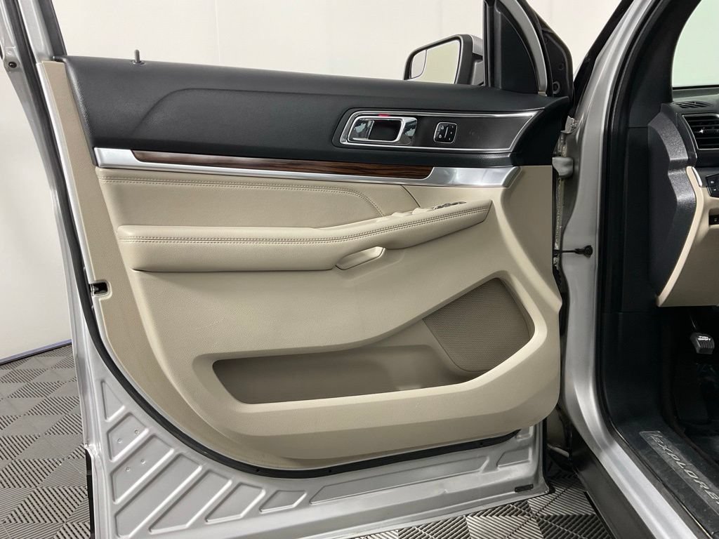Certified 2018 Ford Explorer Limited FWD image 12