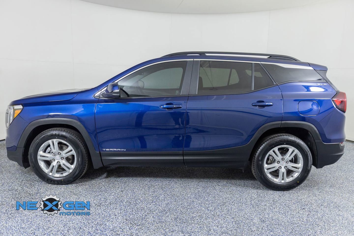 Used 2022 GMC Terrain SLE w/ Driver Convenience Package image 4