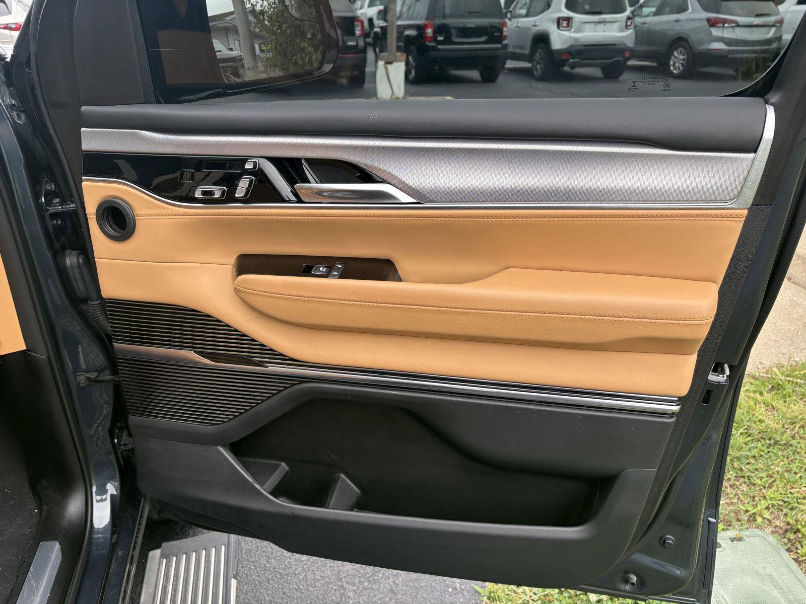 Used 2023 Jeep Grand Wagoneer Series III AWD/4WD image 20