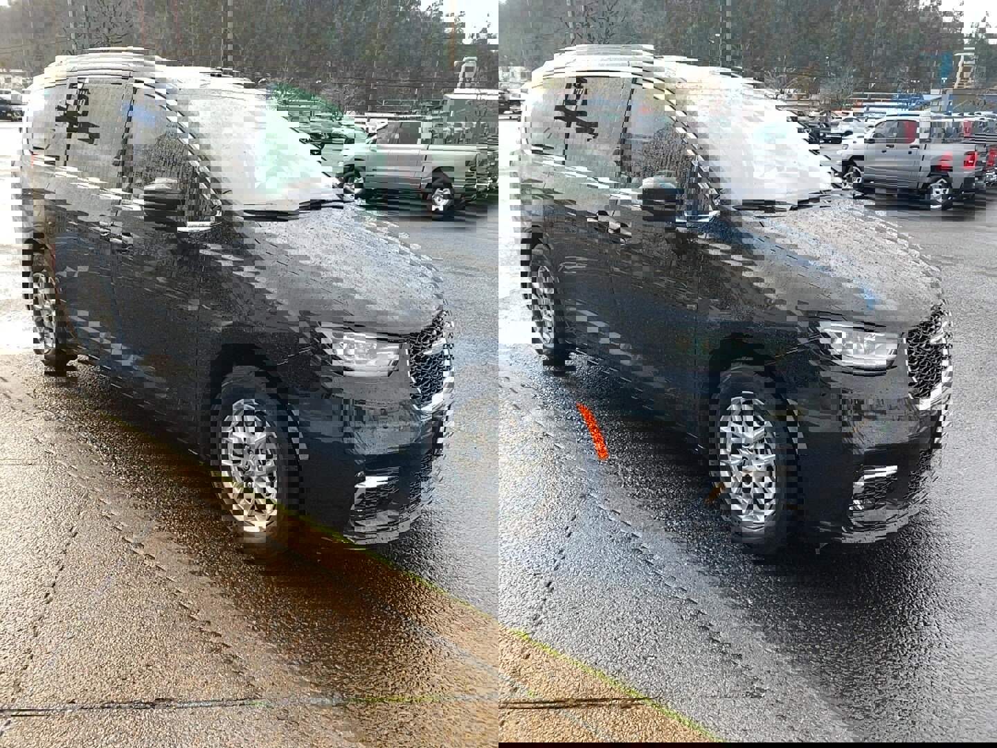 Used 2022 Chrysler Pacifica Touring-L image 4