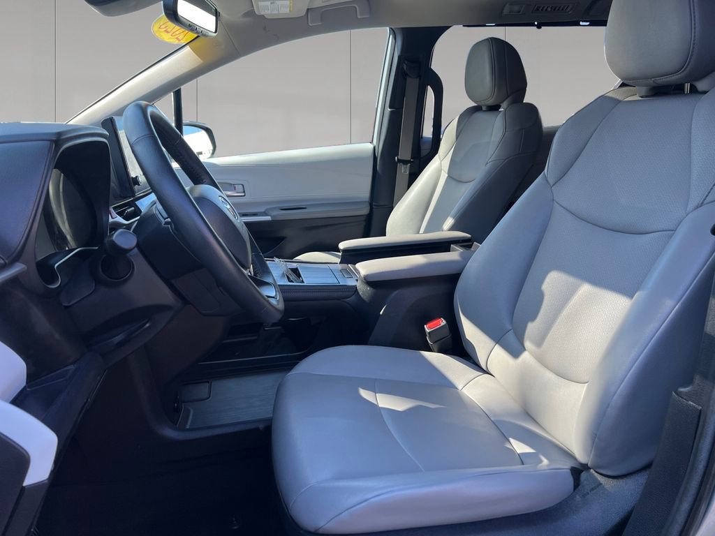 Used 2025 Toyota Sienna XLE FWD image 10
