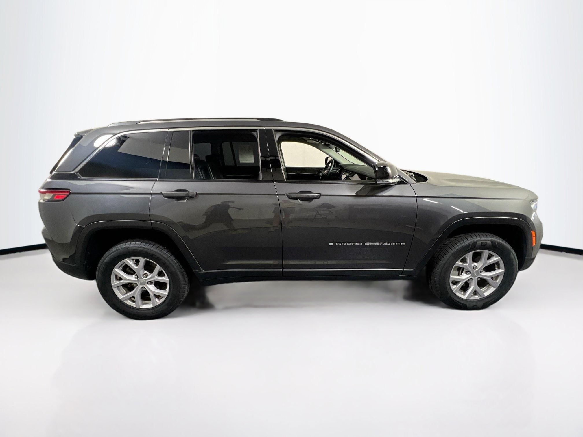 Used 2022 Jeep Grand Cherokee Limited AWD/4WD image 4