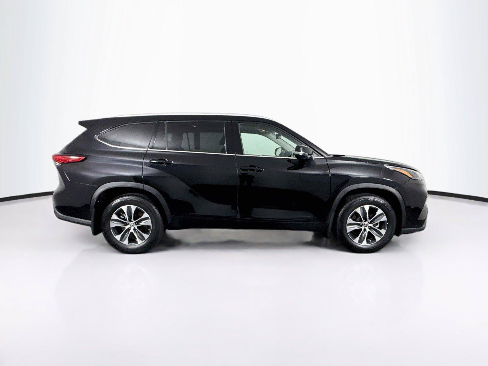 Used 2022 Toyota Highlander XLE AWD/4WD image 10