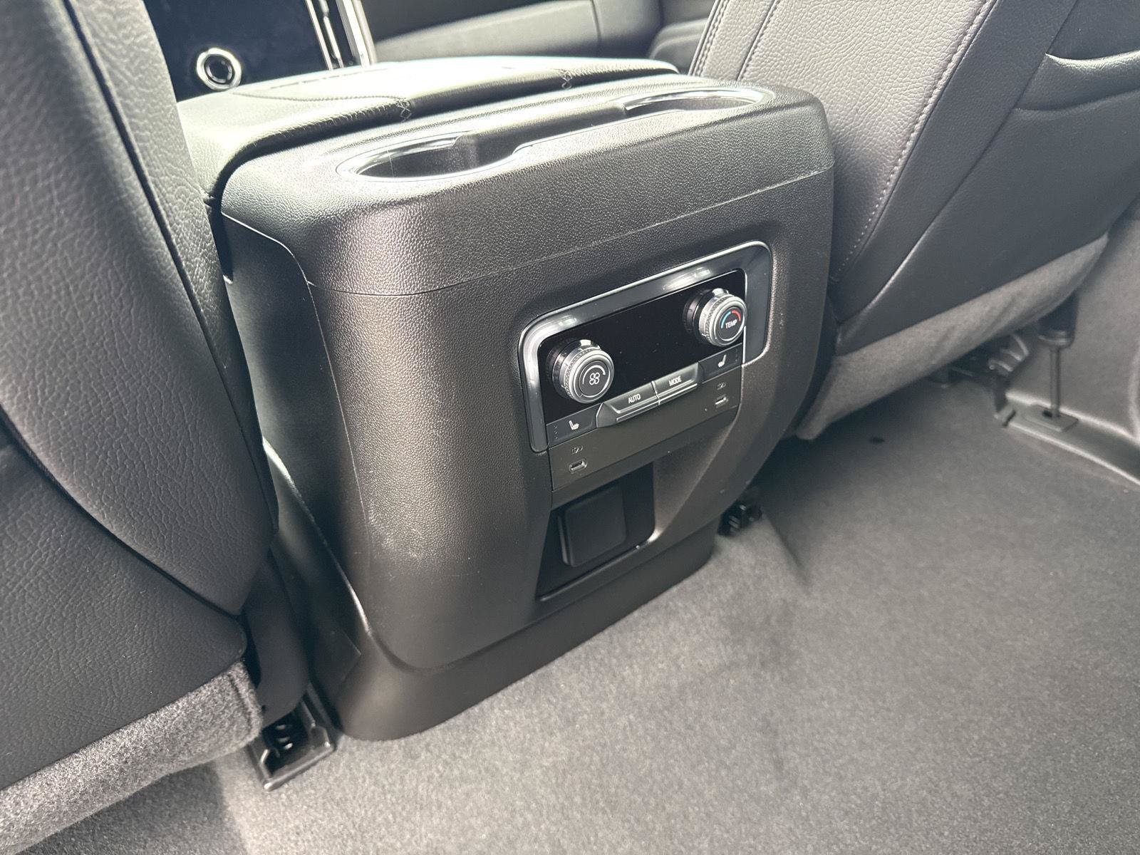 Used 2025 GMC Yukon XL Denali AWD/4WD image 11