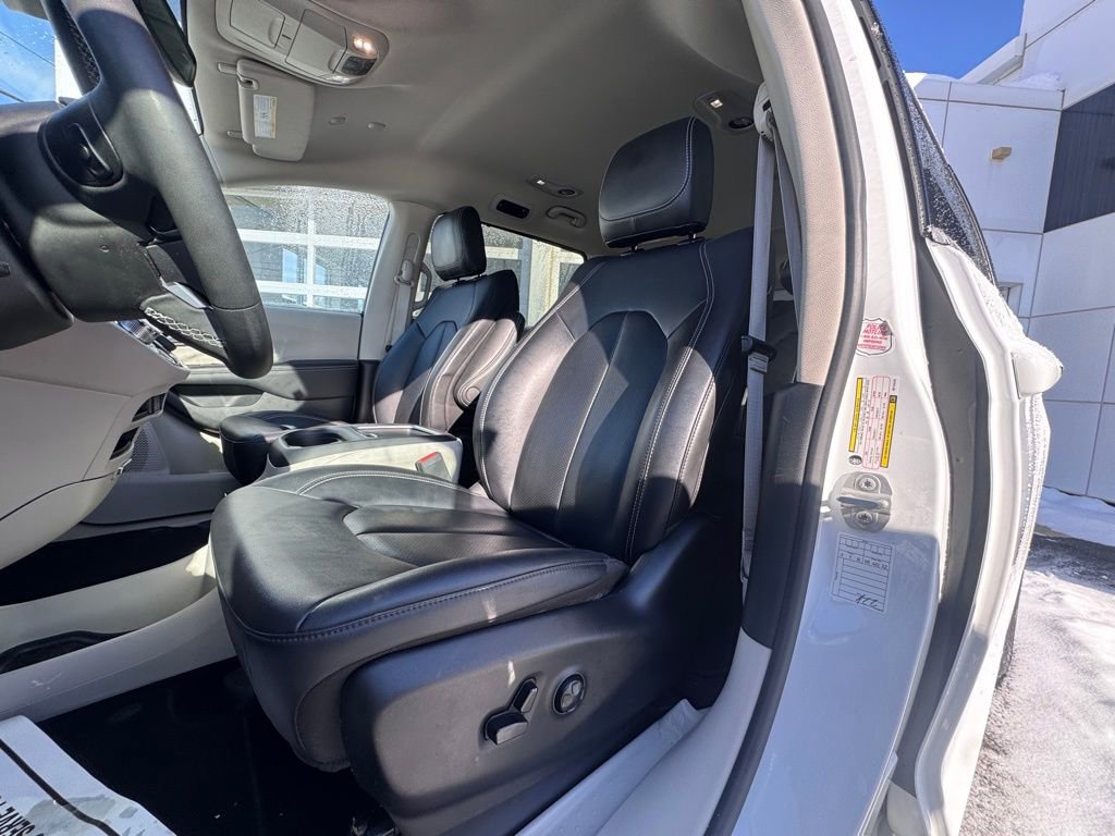 Used 2024 Chrysler Pacifica Touring-L image 14