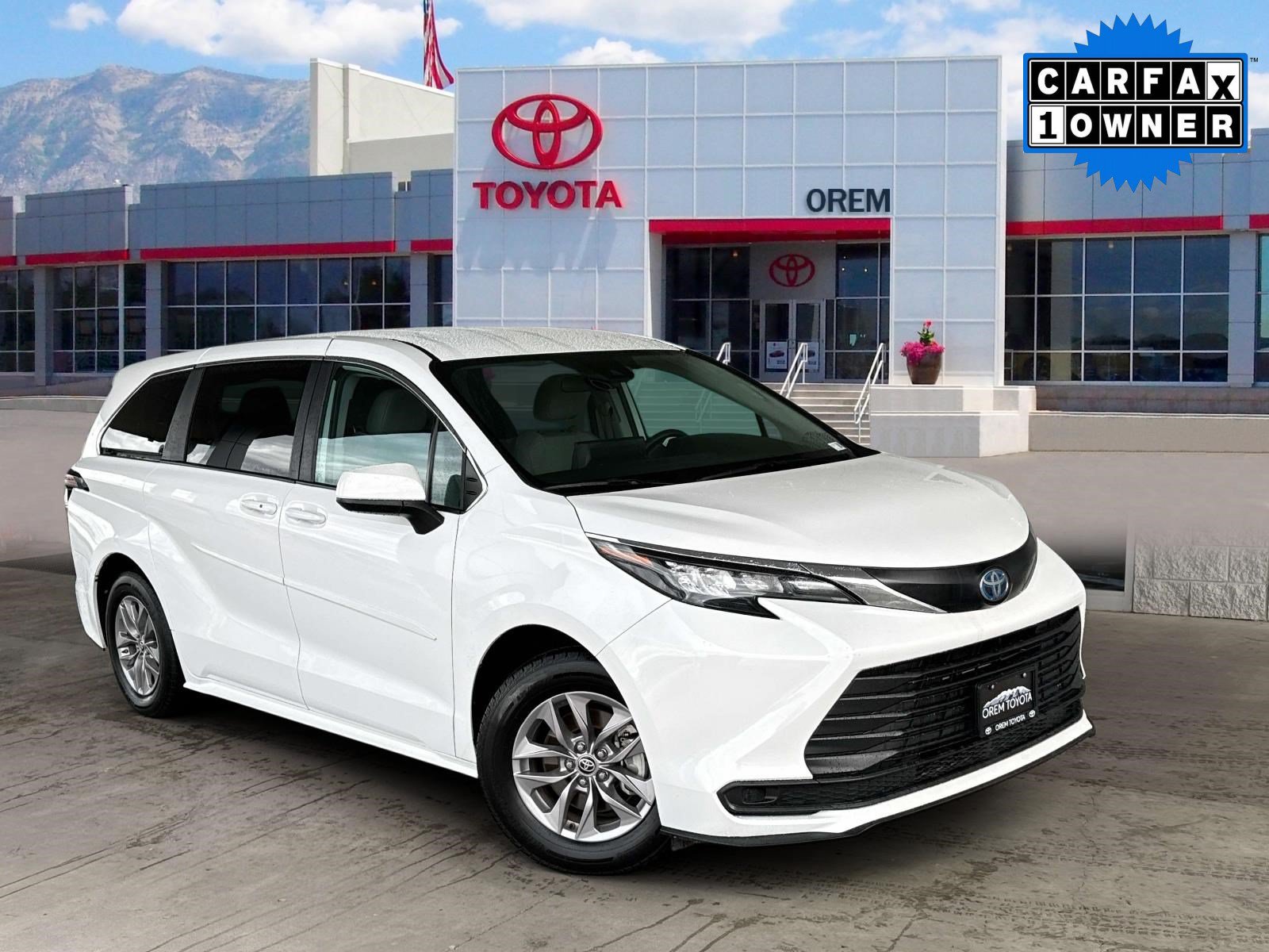 Used 2024 Toyota Sienna LE AWD/4WD image 1