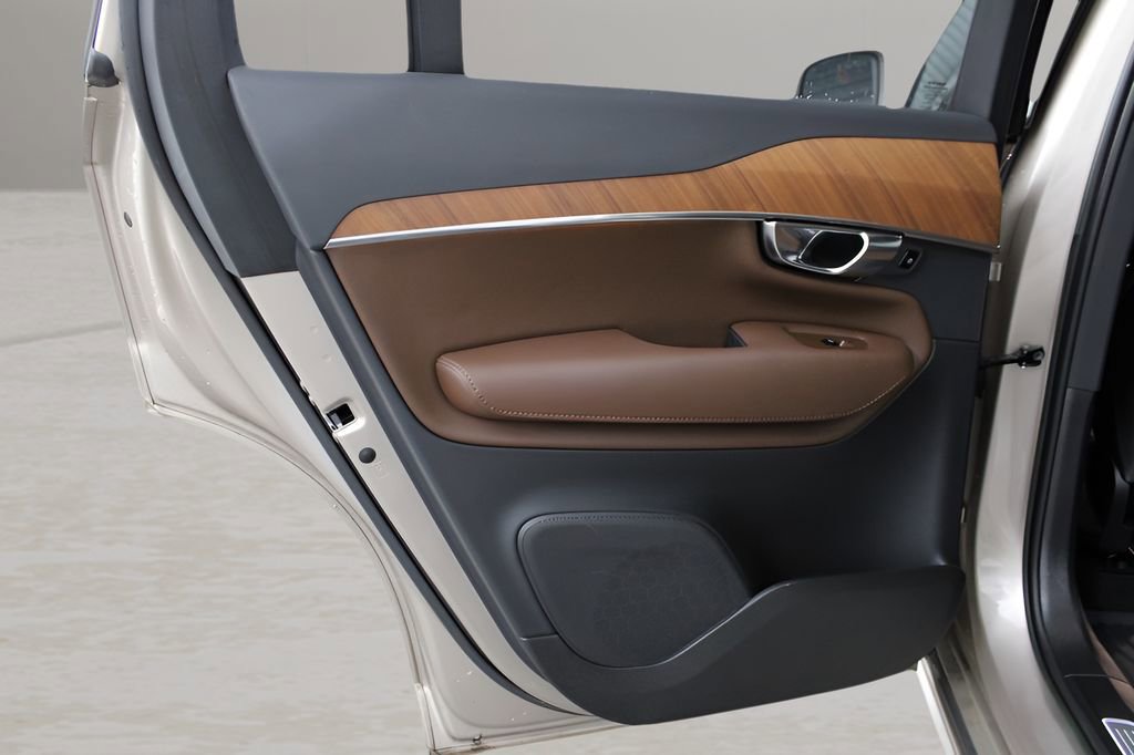 Used 2023 Volvo XC90 B5 Plus w/ Protection Package Premier image 11