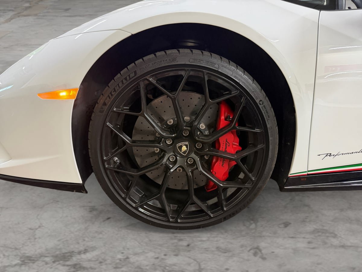 Used 2019 Lamborghini Huracan Performante AWD/4WD image 9