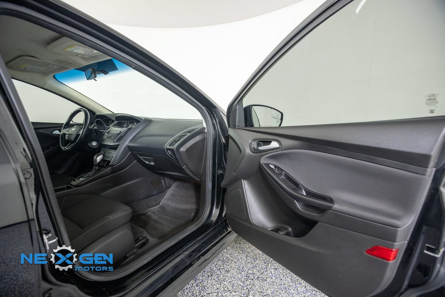 Used 2017 Ford Focus SE w/ SE Sport Package FWD image 36