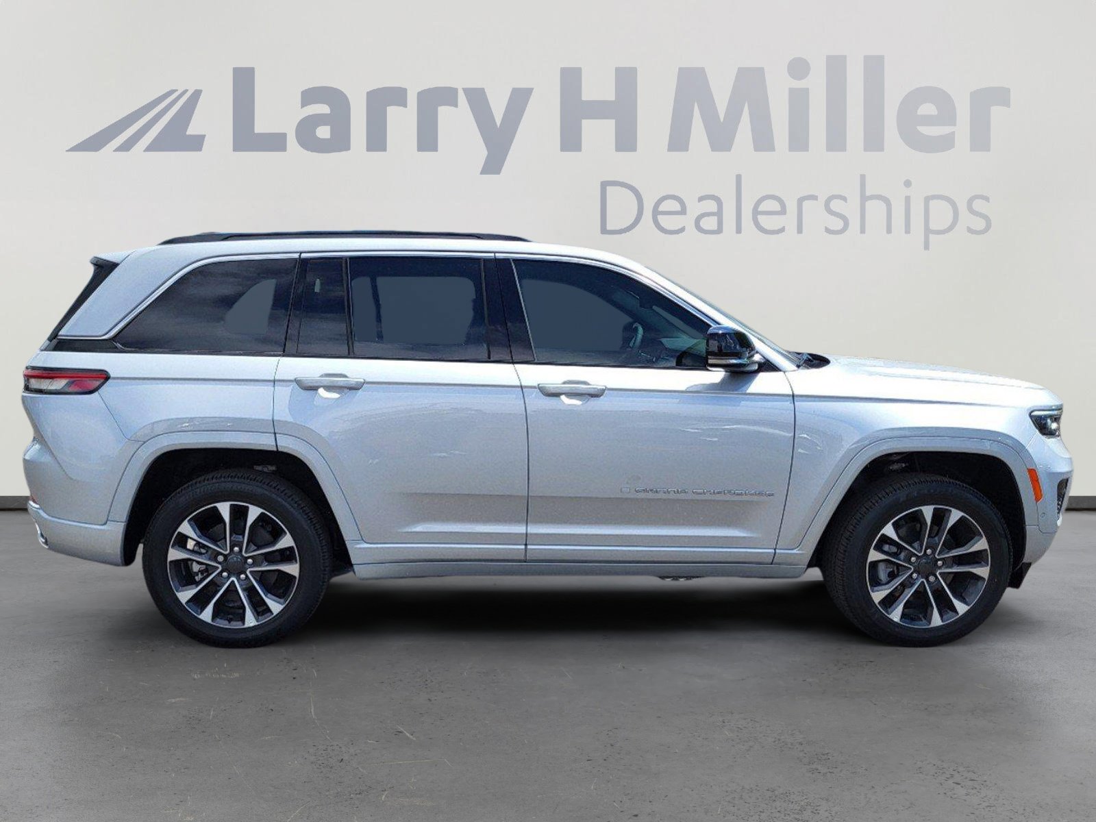New 2024 Jeep Grand Cherokee Overland w/ Luxury Tech Group IV AWD/4WD image 7