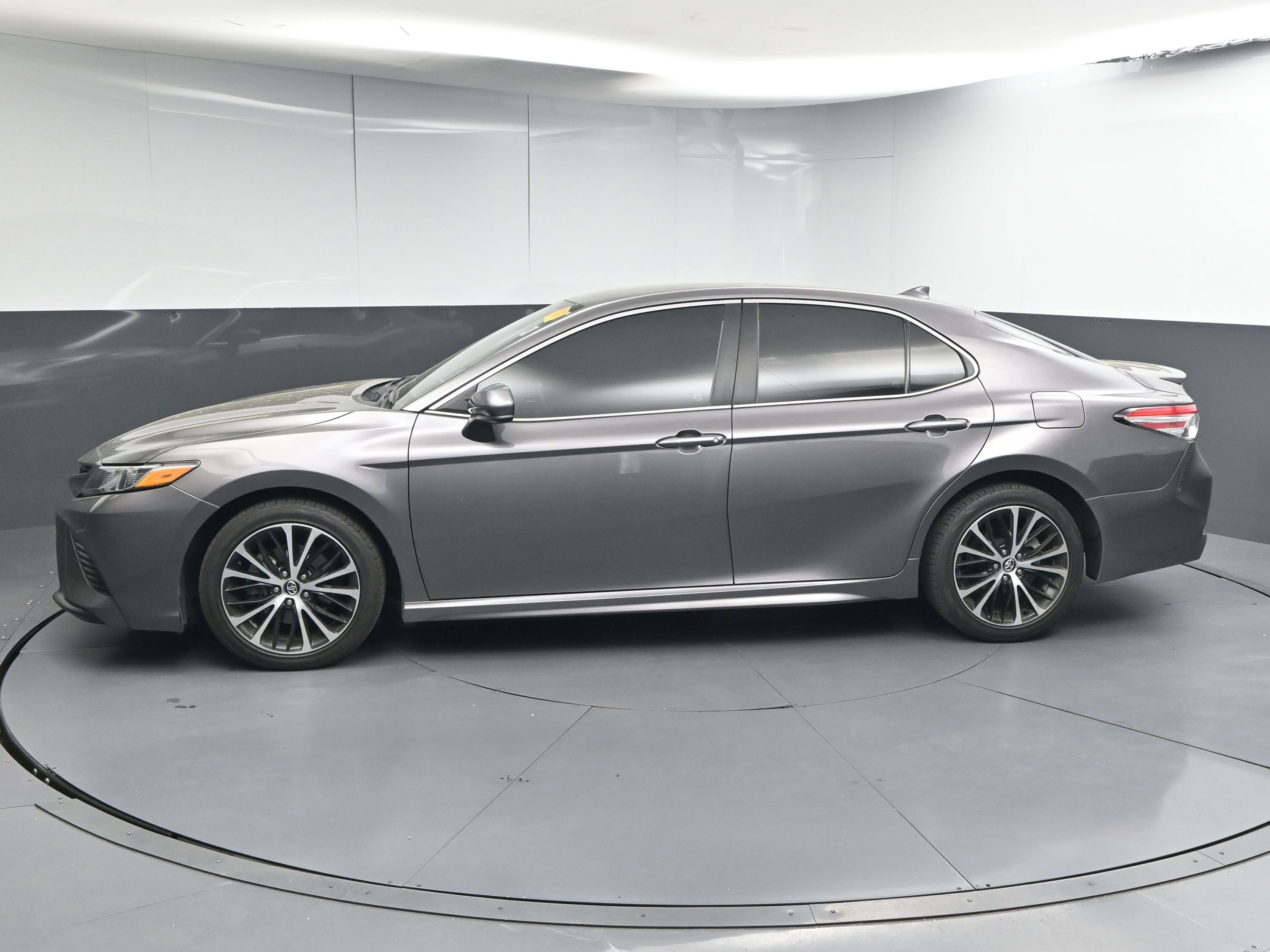Used 2020 Toyota Camry SE image 5