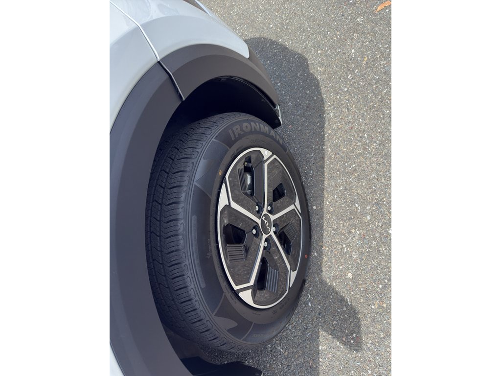 Used 2025 Kia Niro LX FWD image 16